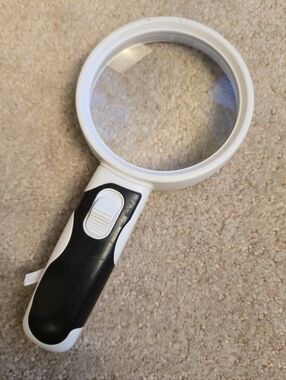Magnifying glass with light